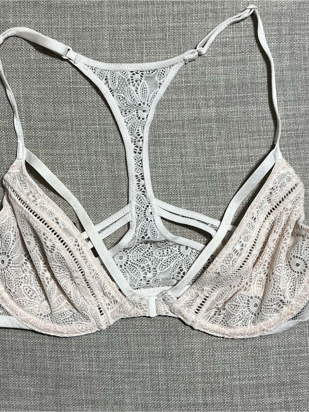 NWT white lace Victoria’s Secret 32C bra